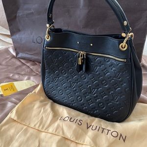 Beautiful black Louis Vuitton purse 🖤🖤🖤